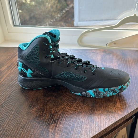 Under Armour Basketball Shoes - Picture 3 of 6